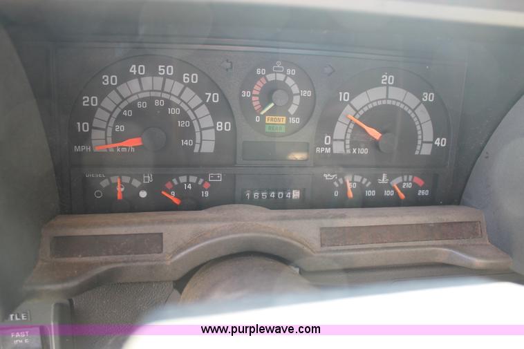 image for item H1566 2001 Chevrolet C8500 truck cab and chassis