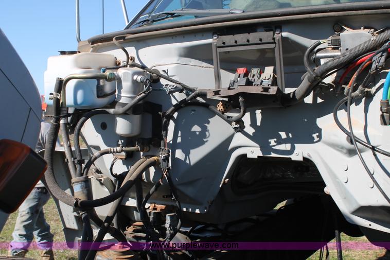 image for item H1566 2001 Chevrolet C8500 truck cab and chassis