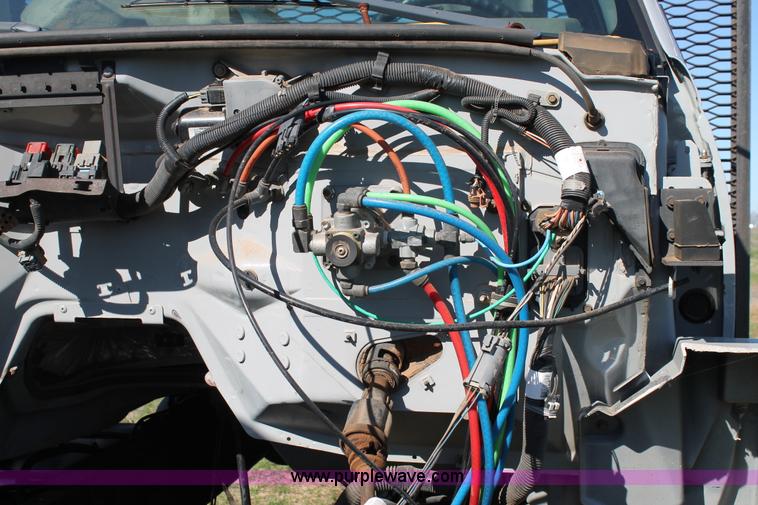 image for item H1566 2001 Chevrolet C8500 truck cab and chassis