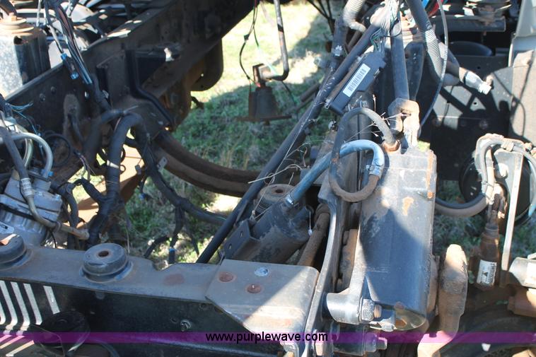 image for item H1566 2001 Chevrolet C8500 truck cab and chassis