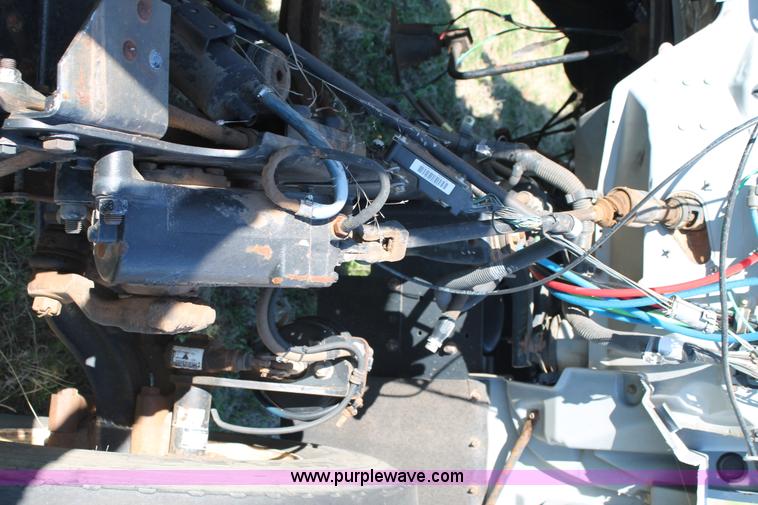 image for item H1566 2001 Chevrolet C8500 truck cab and chassis