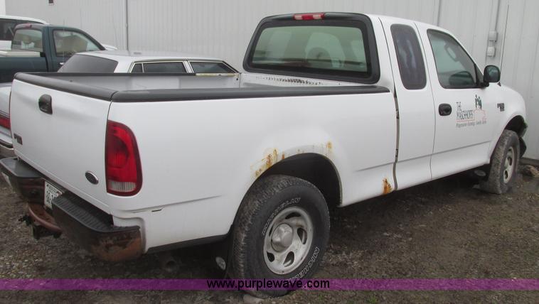 image for item H4701 2004 Ford F150 XL SuperCab pickup truck