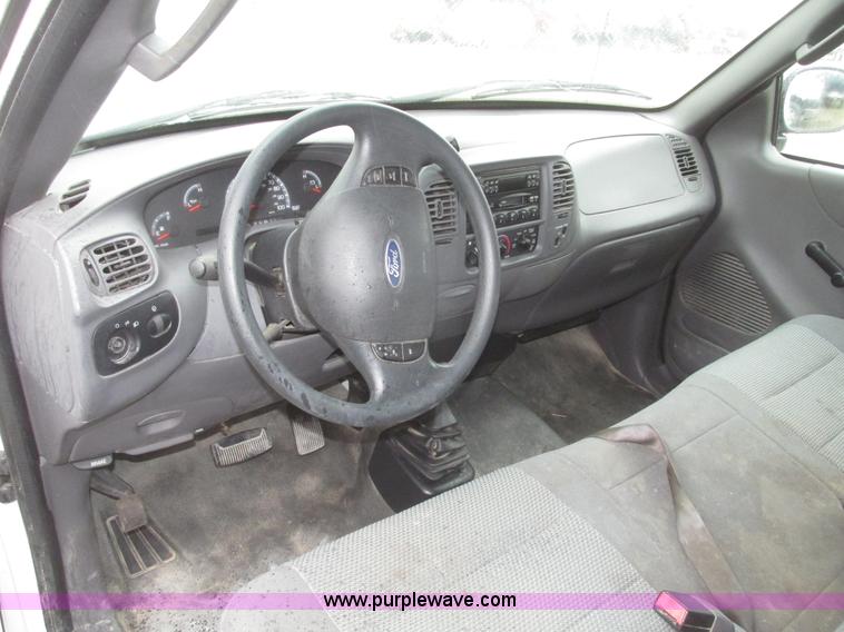 image for item H4701 2004 Ford F150 XL SuperCab pickup truck