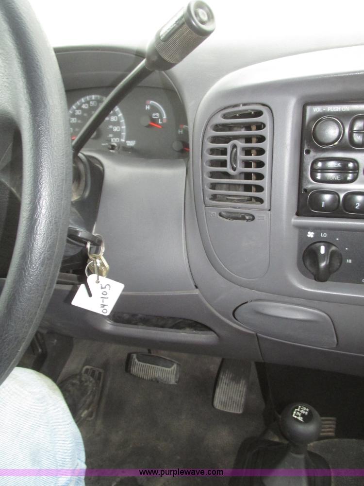 image for item H4701 2004 Ford F150 XL SuperCab pickup truck