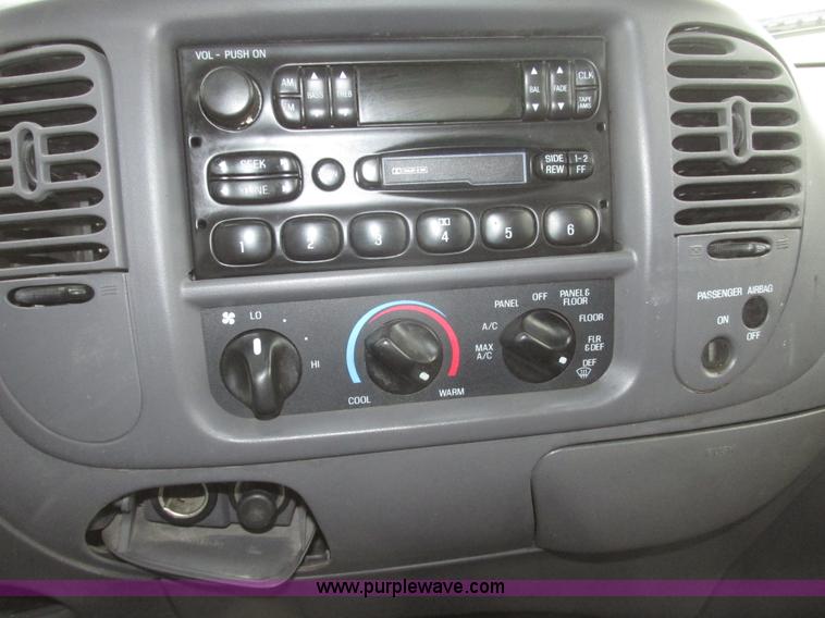 image for item H4701 2004 Ford F150 XL SuperCab pickup truck