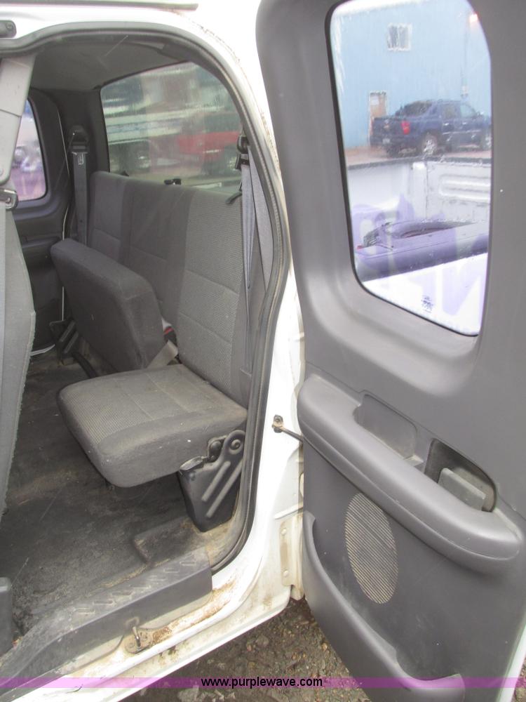 image for item H4701 2004 Ford F150 XL SuperCab pickup truck