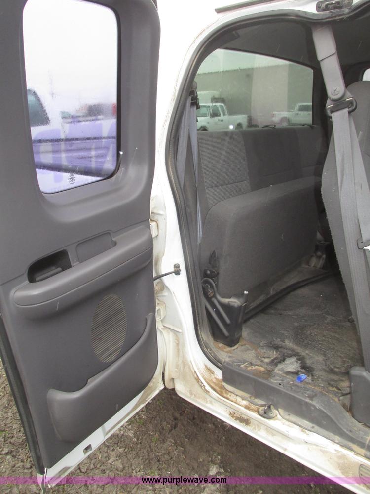 image for item H4701 2004 Ford F150 XL SuperCab pickup truck