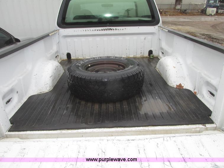 image for item H4701 2004 Ford F150 XL SuperCab pickup truck
