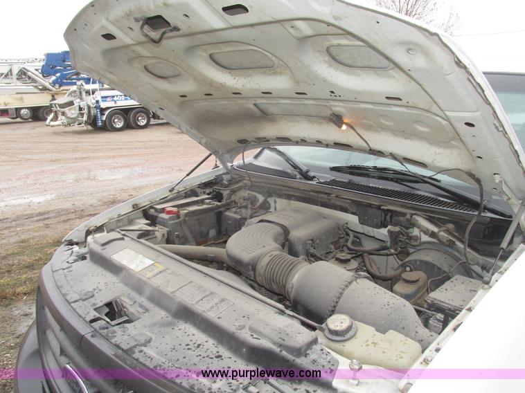 image for item H4701 2004 Ford F150 XL SuperCab pickup truck