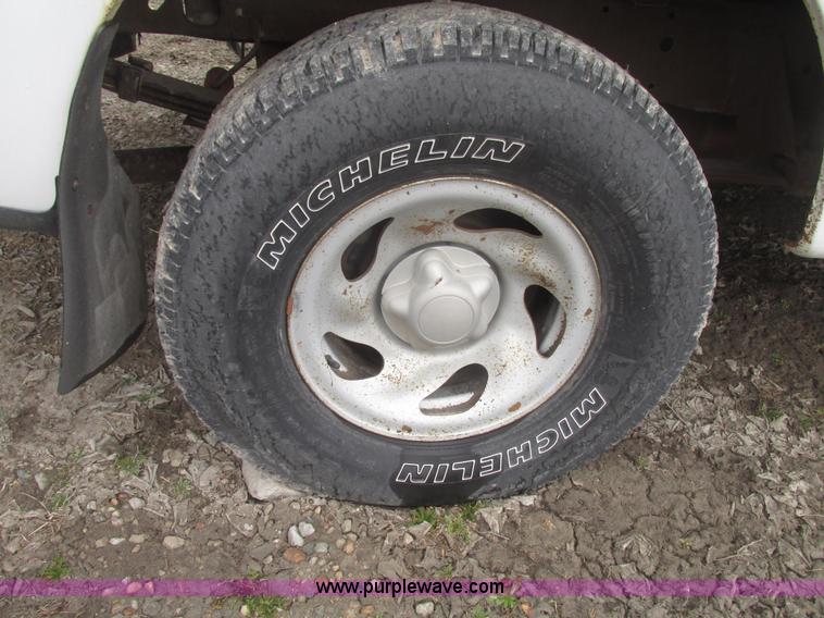 image for item H4701 2004 Ford F150 XL SuperCab pickup truck