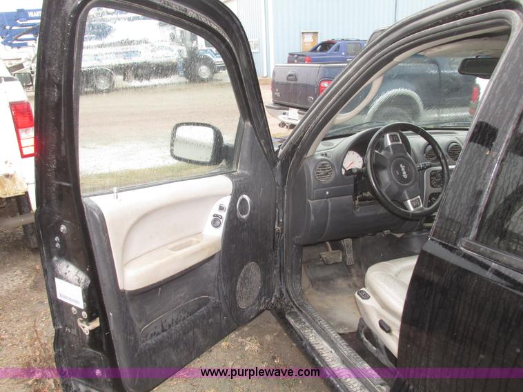 image for item H4702 2003 Jeep Liberty Limited SUV
