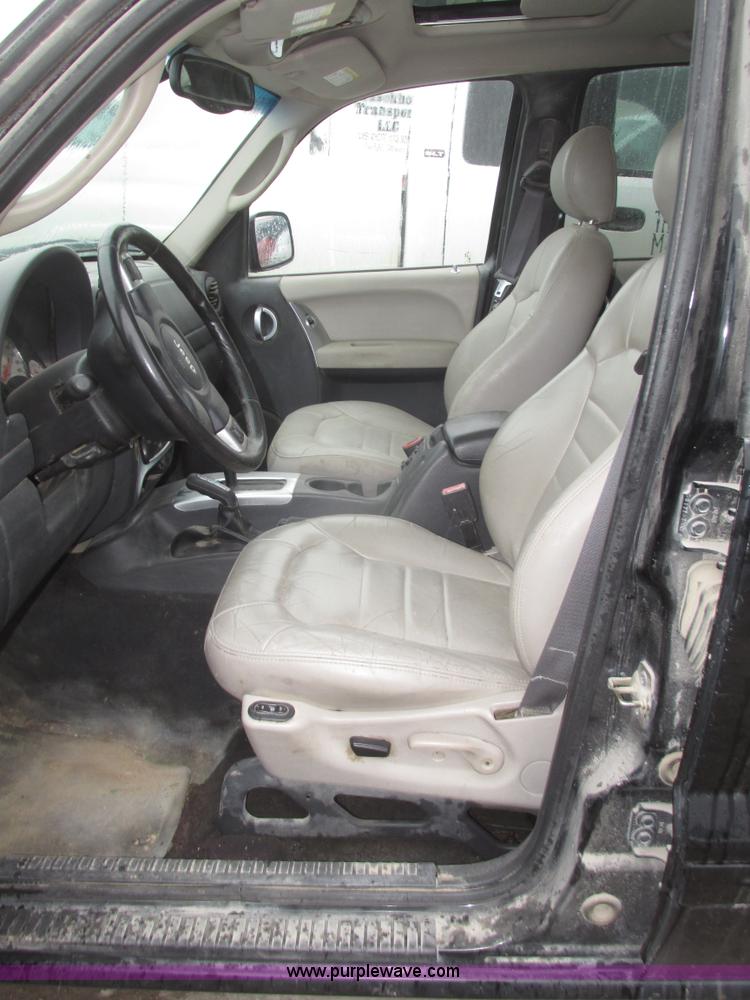 image for item H4702 2003 Jeep Liberty Limited SUV