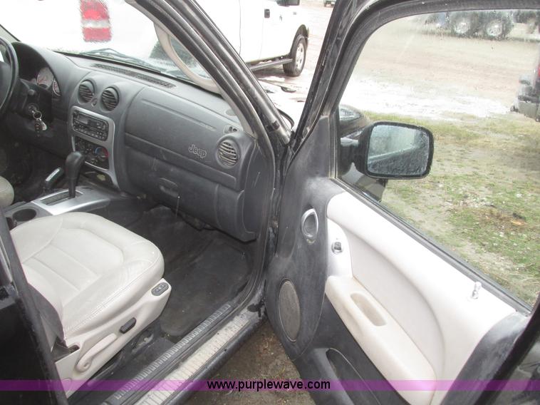 image for item H4702 2003 Jeep Liberty Limited SUV