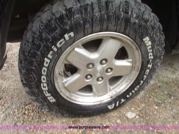 image for item H4702 2003 Jeep Liberty Limited SUV