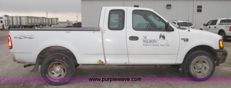 image for item H4706 2004 Ford F150 XL SuperCab pickup truck