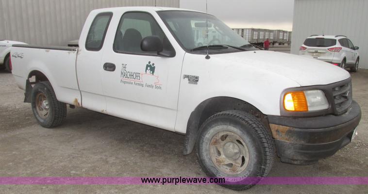 image for item H4706 2004 Ford F150 XL SuperCab pickup truck