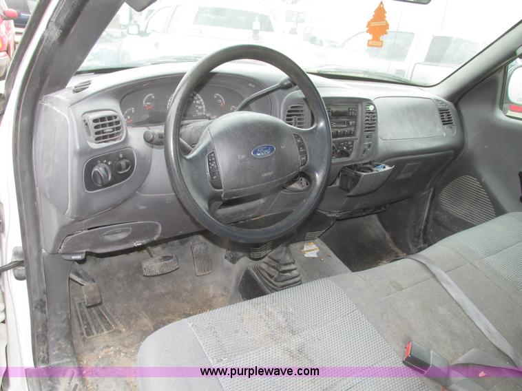 image for item H4706 2004 Ford F150 XL SuperCab pickup truck