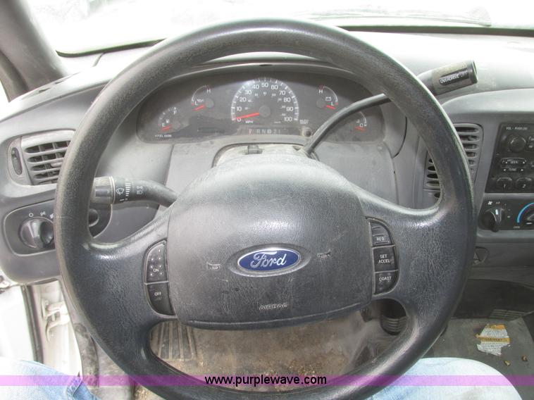 image for item H4706 2004 Ford F150 XL SuperCab pickup truck