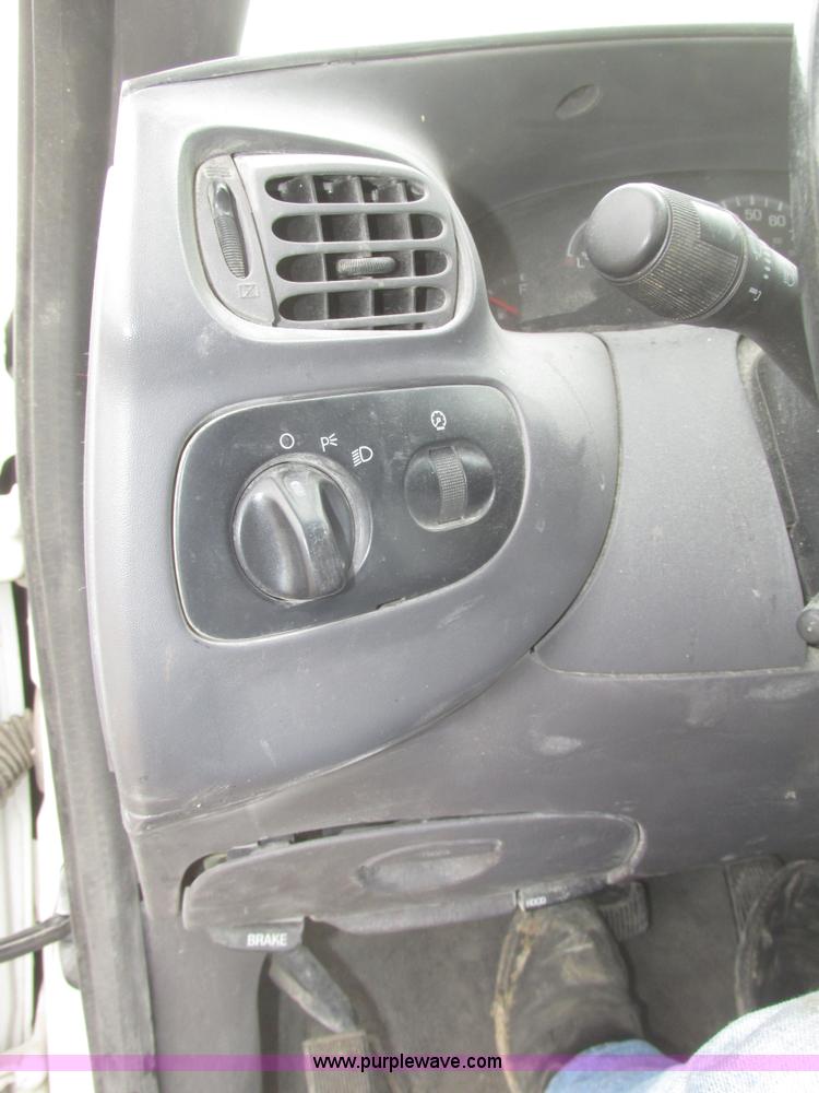 image for item H4706 2004 Ford F150 XL SuperCab pickup truck