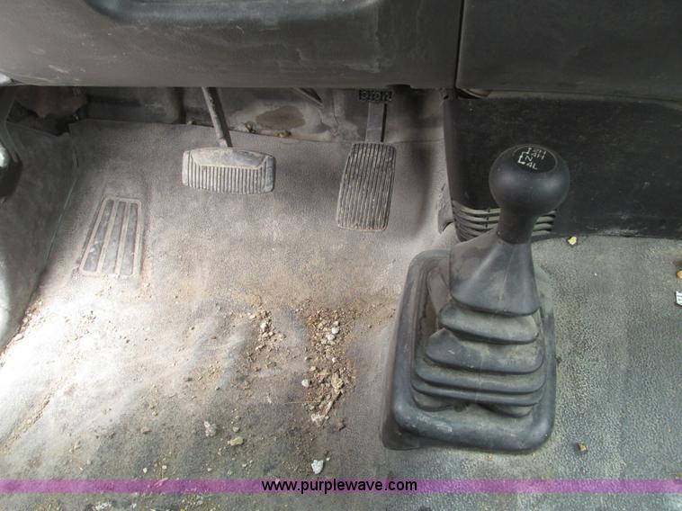 image for item H4706 2004 Ford F150 XL SuperCab pickup truck