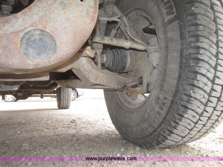 image for item H4706 2004 Ford F150 XL SuperCab pickup truck