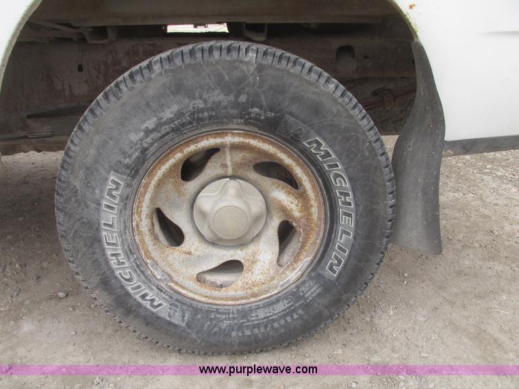 image for item H4706 2004 Ford F150 XL SuperCab pickup truck