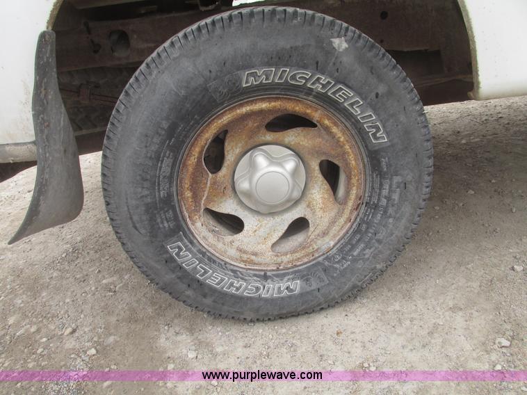 image for item H4706 2004 Ford F150 XL SuperCab pickup truck