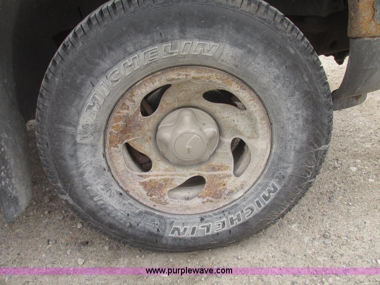 image for item H4706 2004 Ford F150 XL SuperCab pickup truck