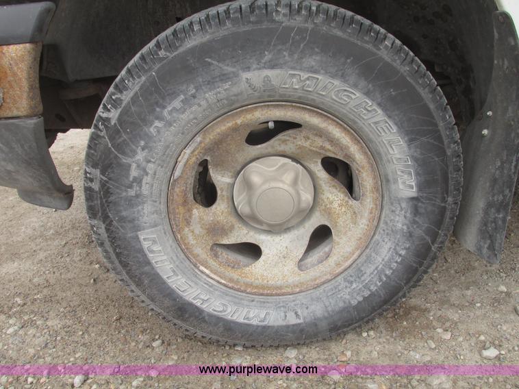 image for item H4706 2004 Ford F150 XL SuperCab pickup truck