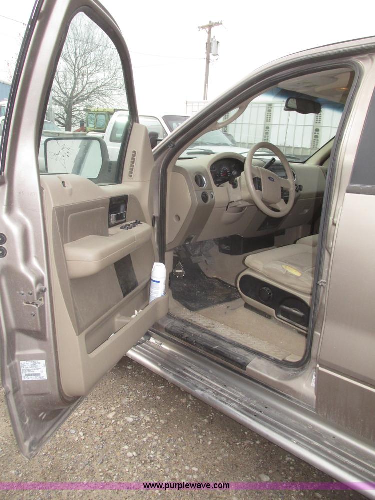 image for item H4713 2005 Ford F150 XLT SuperCrew pickup truck