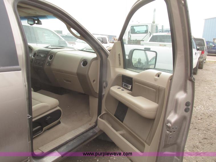 image for item H4713 2005 Ford F150 XLT SuperCrew pickup truck