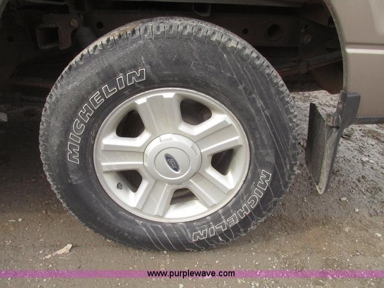 image for item H4713 2005 Ford F150 XLT SuperCrew pickup truck