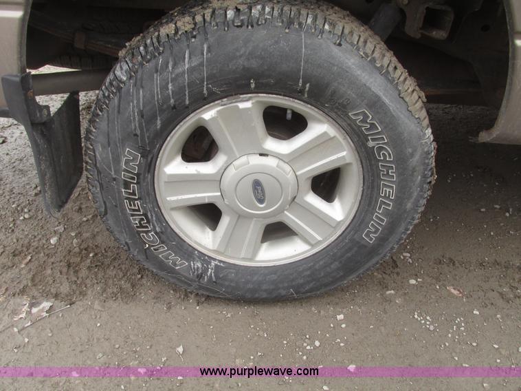 image for item H4713 2005 Ford F150 XLT SuperCrew pickup truck