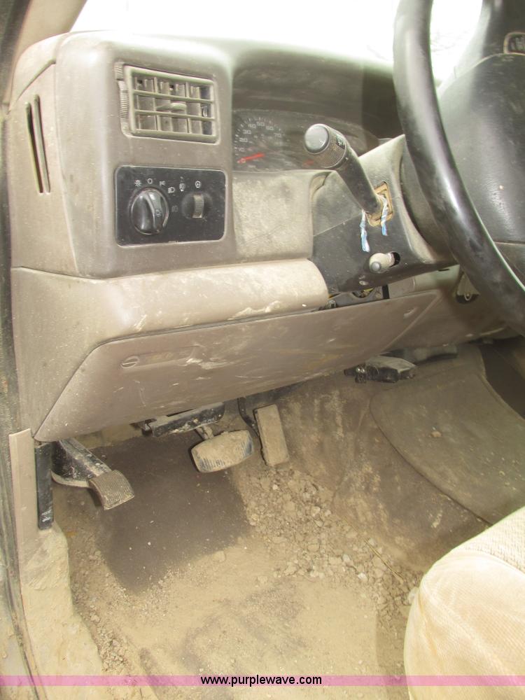 image for item H4715 2002 Ford F250 Super Duty XLT Crew Cab pickup truck