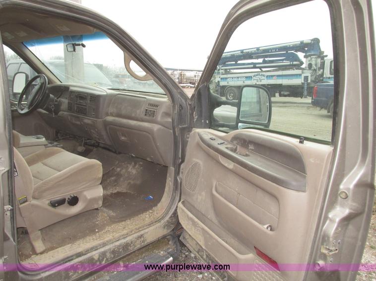 image for item H4715 2002 Ford F250 Super Duty XLT Crew Cab pickup truck