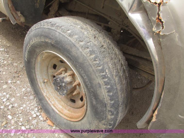 image for item H4715 2002 Ford F250 Super Duty XLT Crew Cab pickup truck