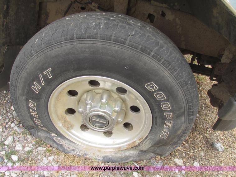 image for item H4715 2002 Ford F250 Super Duty XLT Crew Cab pickup truck