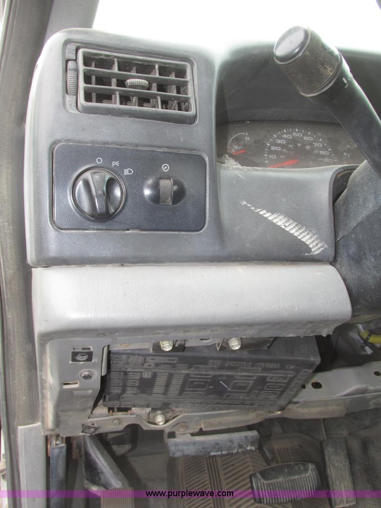 image for item H4716 2004 Ford F250 Super Duty XL pickup truck