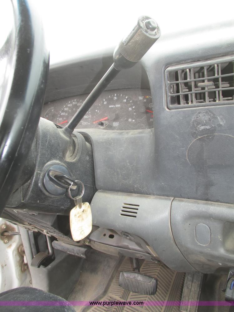 image for item H4716 2004 Ford F250 Super Duty XL pickup truck