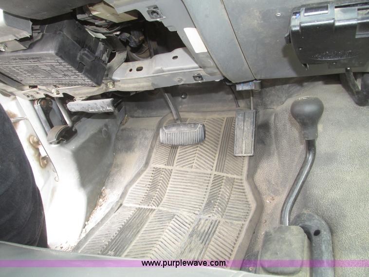 image for item H4716 2004 Ford F250 Super Duty XL pickup truck