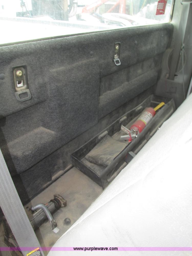 image for item H4716 2004 Ford F250 Super Duty XL pickup truck