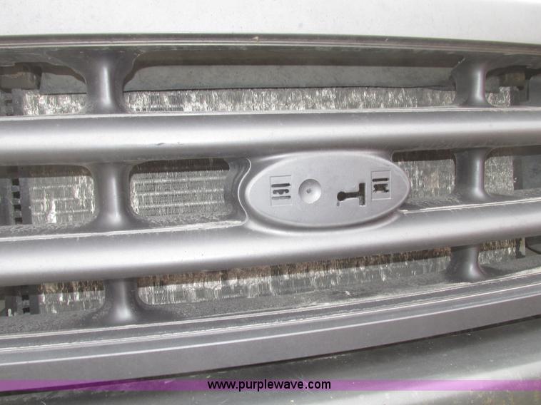 image for item H4716 2004 Ford F250 Super Duty XL pickup truck