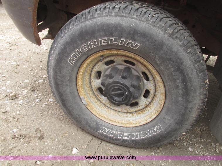 image for item H4716 2004 Ford F250 Super Duty XL pickup truck