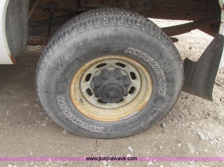 image for item H4716 2004 Ford F250 Super Duty XL pickup truck