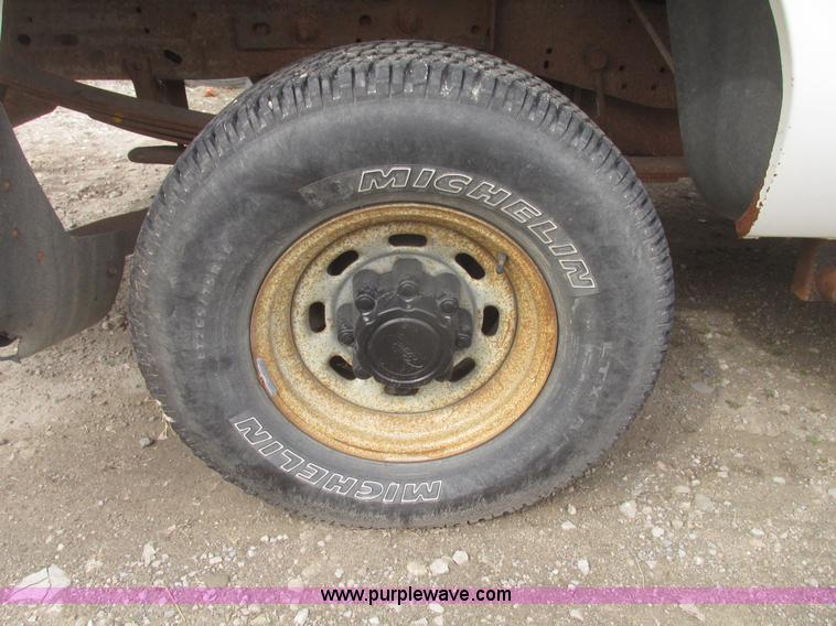 image for item H4716 2004 Ford F250 Super Duty XL pickup truck