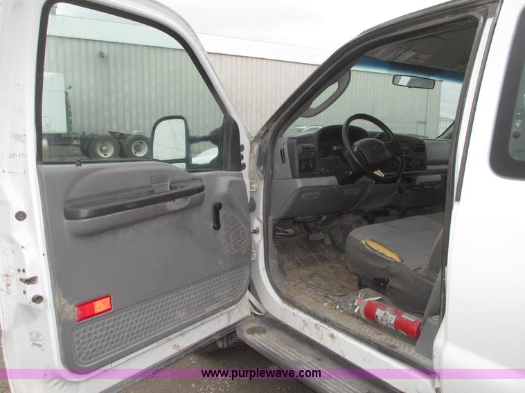 image for item H4718 2005 Ford F350 Super Duty XL SuperCab pickup truck