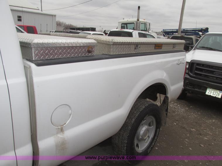 image for item H4718 2005 Ford F350 Super Duty XL SuperCab pickup truck