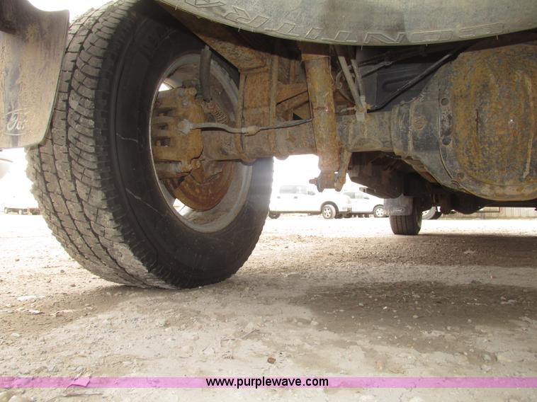 image for item H4718 2005 Ford F350 Super Duty XL SuperCab pickup truck