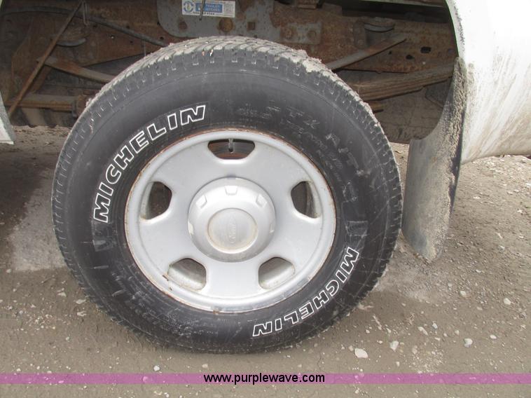 image for item H4718 2005 Ford F350 Super Duty XL SuperCab pickup truck