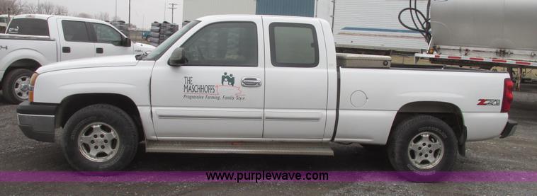 image for item H4725 2003 Chevrolet Silverado 1500 LS Ext. cab pickup truck